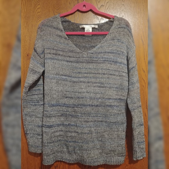 Cozy grey sweater with blue accent lines - Picture 1 of 5